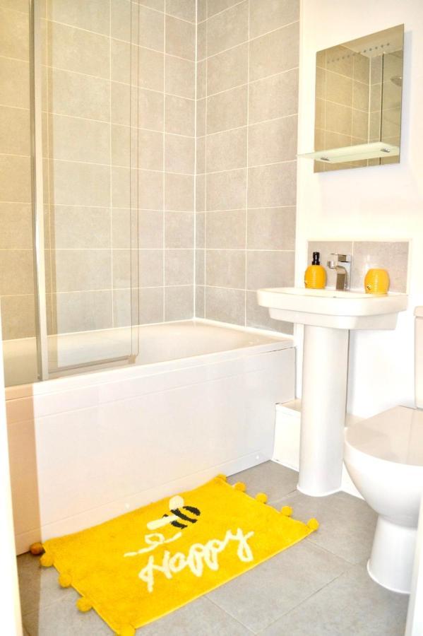 Apartamento Modern Townhouse, Sleeps 4 With Parking Wakefield Exterior foto