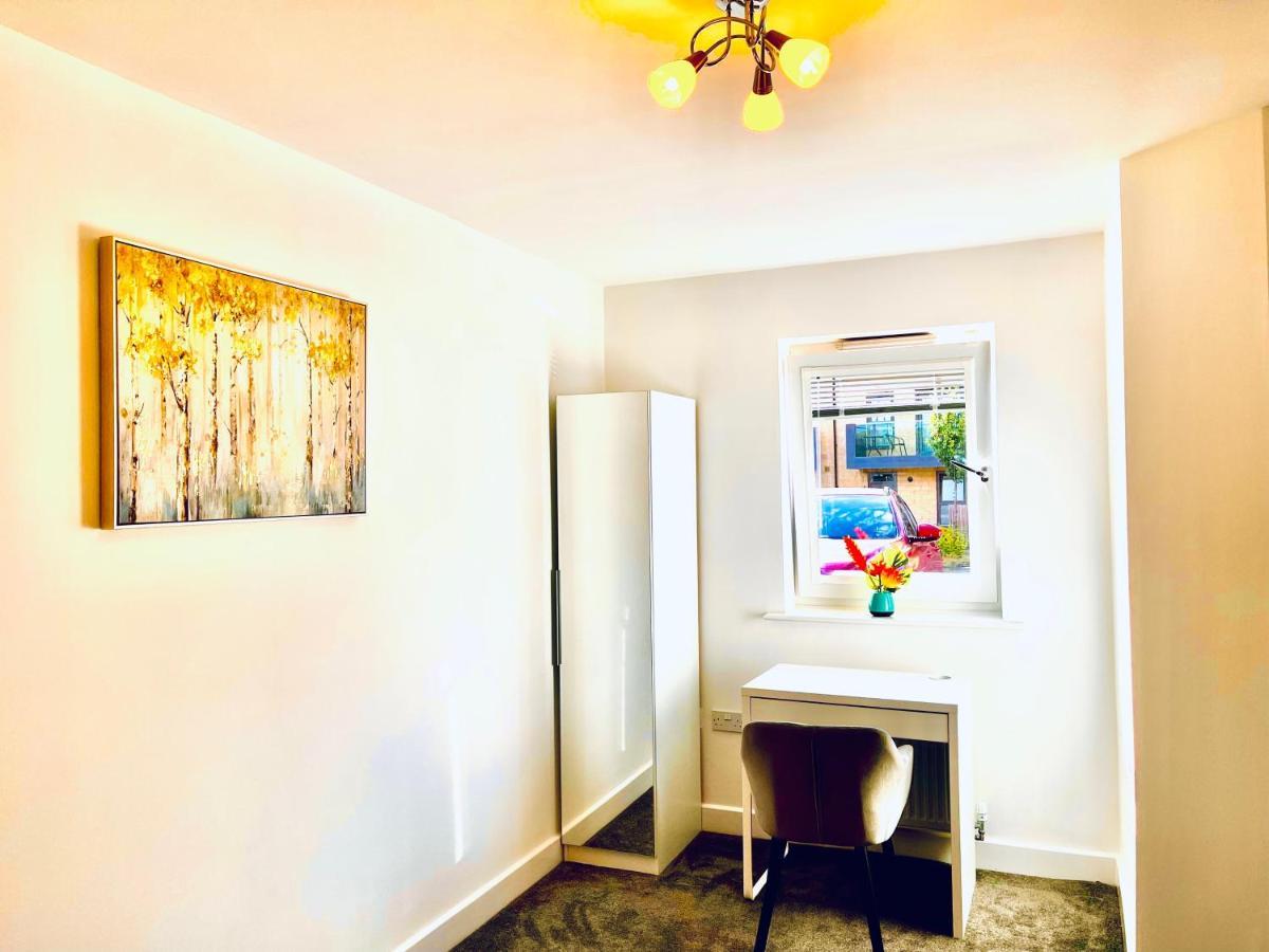 Apartamento Modern Townhouse, Sleeps 4 With Parking Wakefield Exterior foto