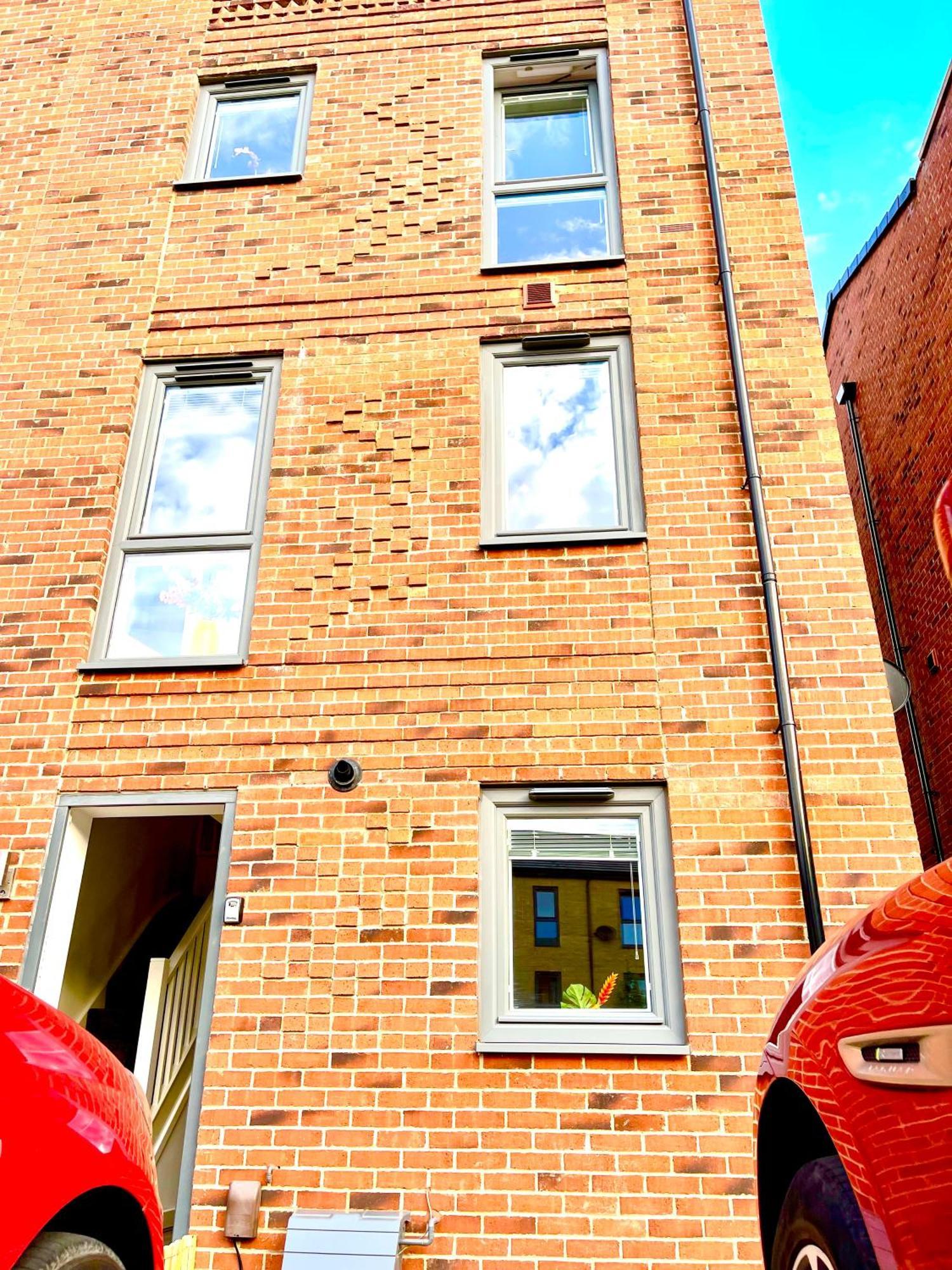 Apartamento Modern Townhouse, Sleeps 4 With Parking Wakefield Exterior foto